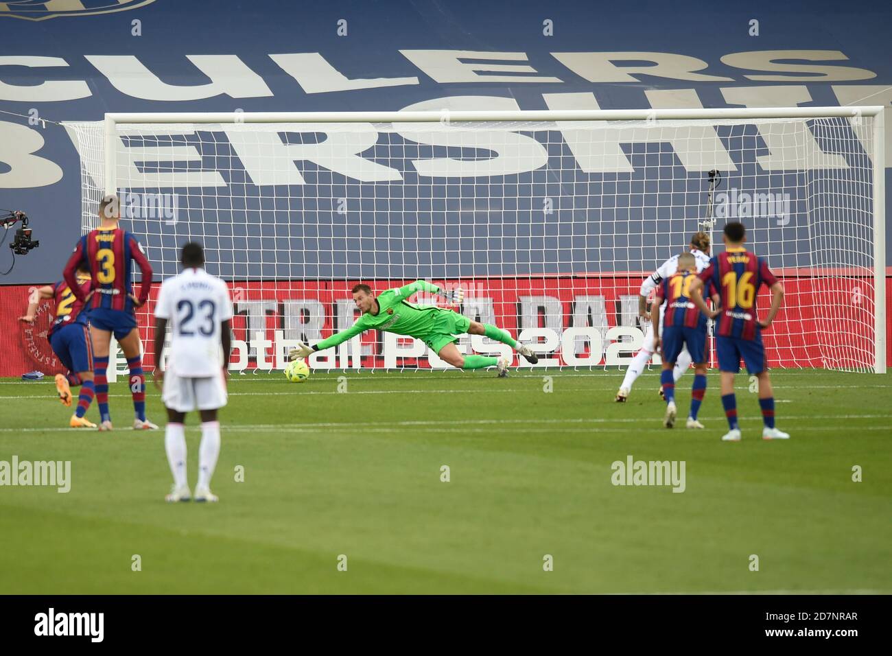 Barcelone, Espagne. 24 octobre 2020. Sergio Ramos du Real Madrid CF marque son but lors du match de la Liga entre le FC Barcelone et le Real Madrid joué au Camp Nou Stadium le 24 octobre 2020 à Barcelone, Espagne. (Photo de PRESSINPHOTO) crédit: Pro Shots/Alamy Live News Banque D'Images