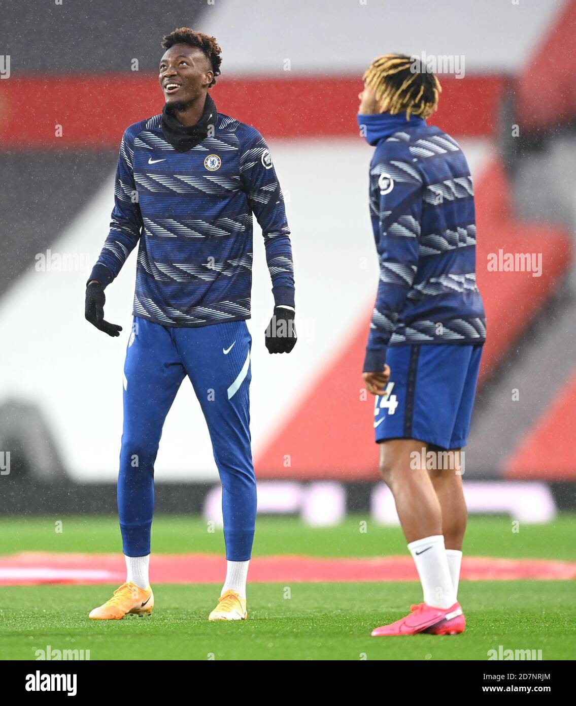 Tammy Abraham de Chelsea (à gauche) et Reece James se réchauffent avant le match de la Premier League à Old Trafford, Manchester. Banque D'Images