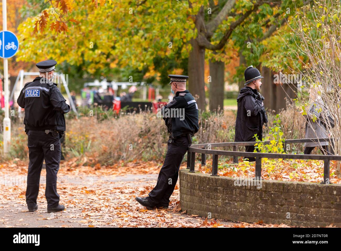 Des policiers de Central Park, Chelmsford, Essex, Royaume-Uni, attendent de faire face à une manifestation anti-verrouillage attendue alors qu'Essex passe en niveau 2 d'alerte élevée Banque D'Images