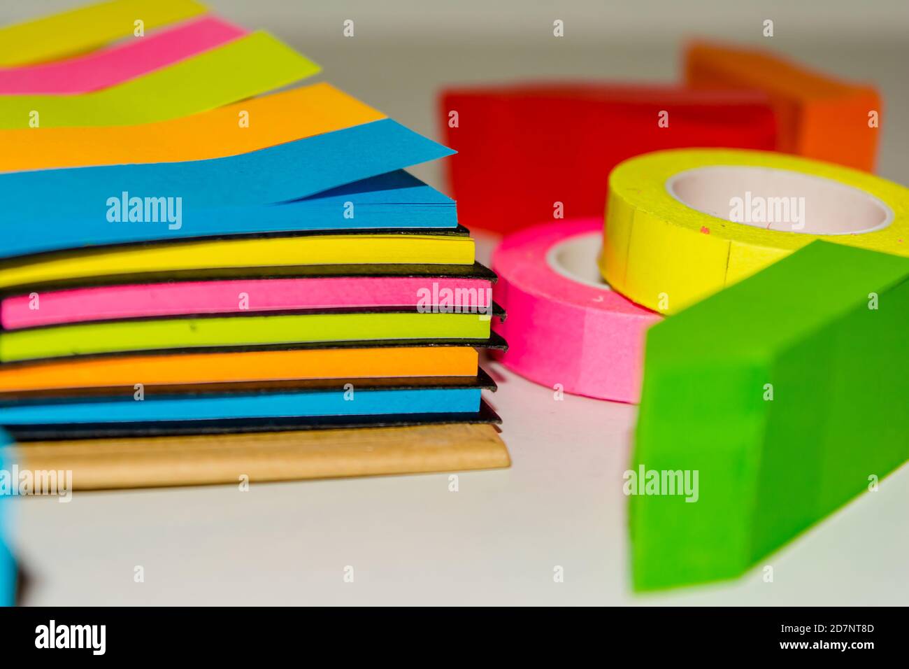 bloc-notes en spirale de notes adhésives sur fond blanc isolé. Banque D'Images