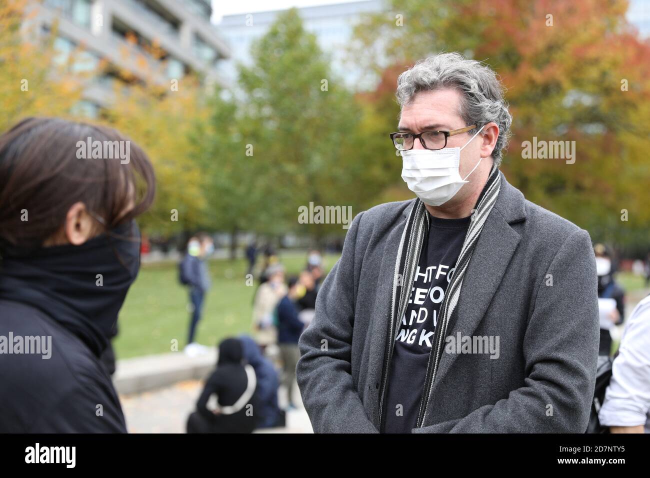 Londres, Royaume-Uni. 24 octobre 2020. Des manifestants à Londres rassemblés à côté de Tower Bridge pour manifester leur solidarité avec 12 Hongkongais seraient actuellement détenus en Chine continentale, accusés d'avoir tenté de fuir Hong Kong pour Taiwan. Crédit : David Coulson/Alay Live News Banque D'Images