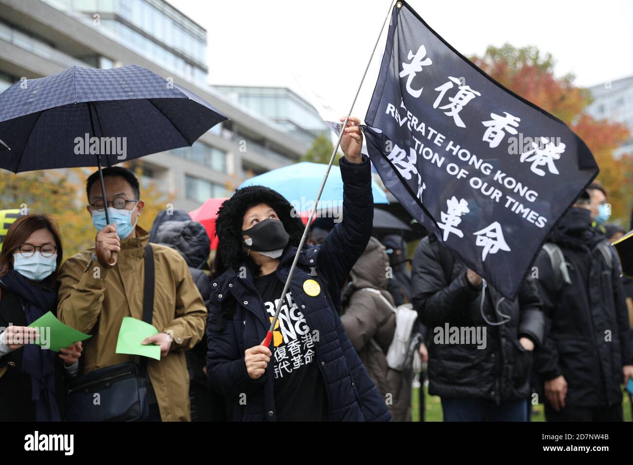 Londres, Royaume-Uni. 24 octobre 2020. Des manifestants à Londres rassemblés à côté de Tower Bridge pour manifester leur solidarité avec 12 Hongkongais seraient actuellement détenus en Chine continentale, accusés d'avoir tenté de fuir Hong Kong pour Taiwan. Crédit : David Coulson/Alay Live News Banque D'Images