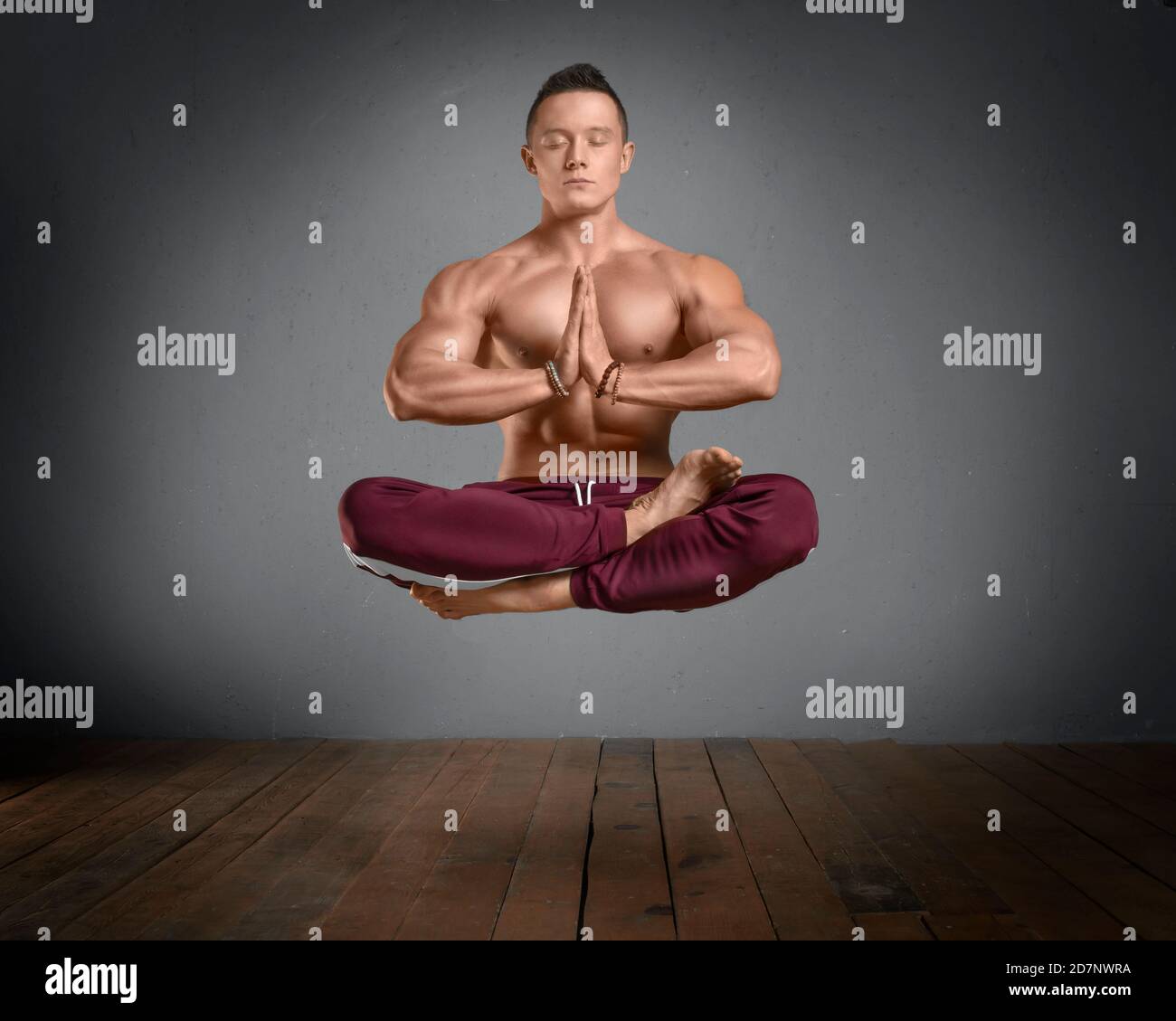 La lévitation. Homme fort en bonne santé en position de prière de lotus. Pratique du yoga et concept de soins de santé. Banque D'Images