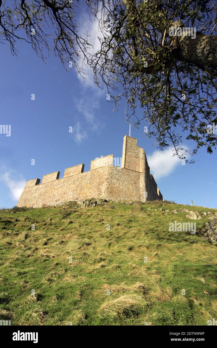 Borders Greenlaw Hume Castle, Écosse, Royaume-Uni. Le château de Hume est les vestiges fortement modifiés d'un château de la fin de 12th- ou du début de 13th-siècle d'encence tenu par la puissante famille de Hume ou Home, les gardes de la Marche de l'est qui sont devenus successivement la maison de Lords et les Earls de Home.le château de Hume est une véritable oddity. Il se trouve à cinq kilomètres au sud de Greenlaw, au sommet d'un affleurement qui lui donne une vue incroyable dans toutes les directions. Il est difficile d’imaginer une position plus dominante à partir de laquelle tenter de contrôler une large part des frontières. Banque D'Images