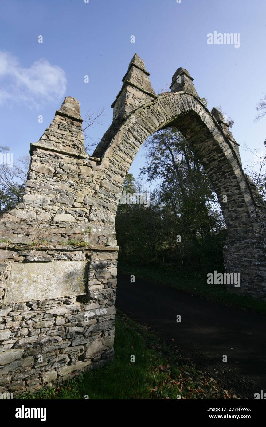 Frontières , Écosse, Royaume-Uni Spottiswoode Arches. « Spottiswood House était de style Jacobeque, immense, et construite en 1832-4 par l'architecte William Burn. Les arches Gothick de Pyatshaw et Bruntaburn faisaient partie de ses politiques et de son paysage. Ruben Gothick Arch enjambant la route vers SW de l'ancienne maison Spottiswoode (démolie). Couronné de 2 niveaux de pinnacles; plaques (sculptées, bien altérées et illisibles) aux pières bordées. Banque D'Images
