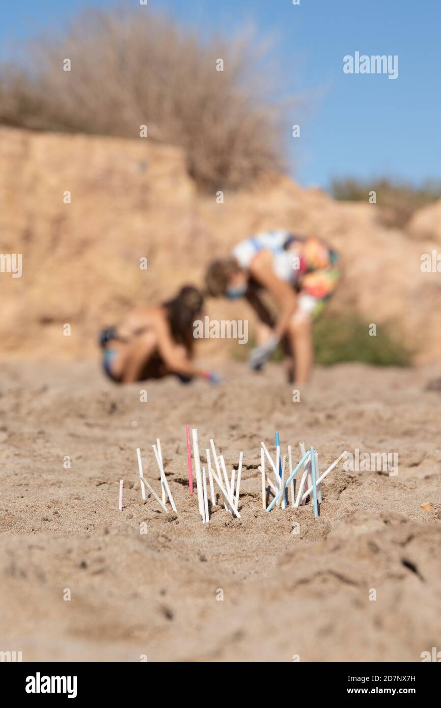 Couple de ramassage des déchets de la plage Banque D'Images