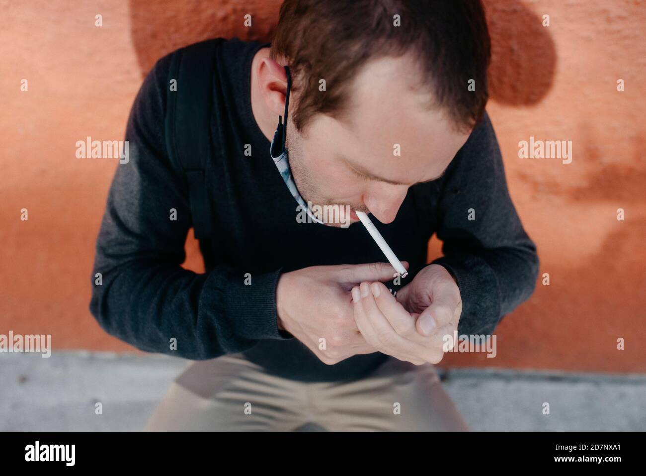 homme allumant une cigarette dans la rue Banque D'Images