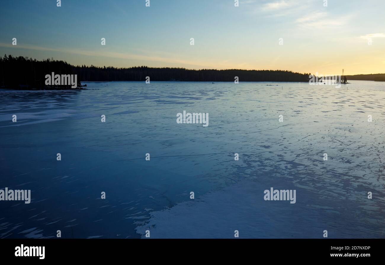 Nouvelle glace fraîche sans neige au lac Etelä-Konnevesi à Etelä-Konneveden Kansallispuisto (parc national) au détroit de Kivisalmi à Winter, Finlande Banque D'Images