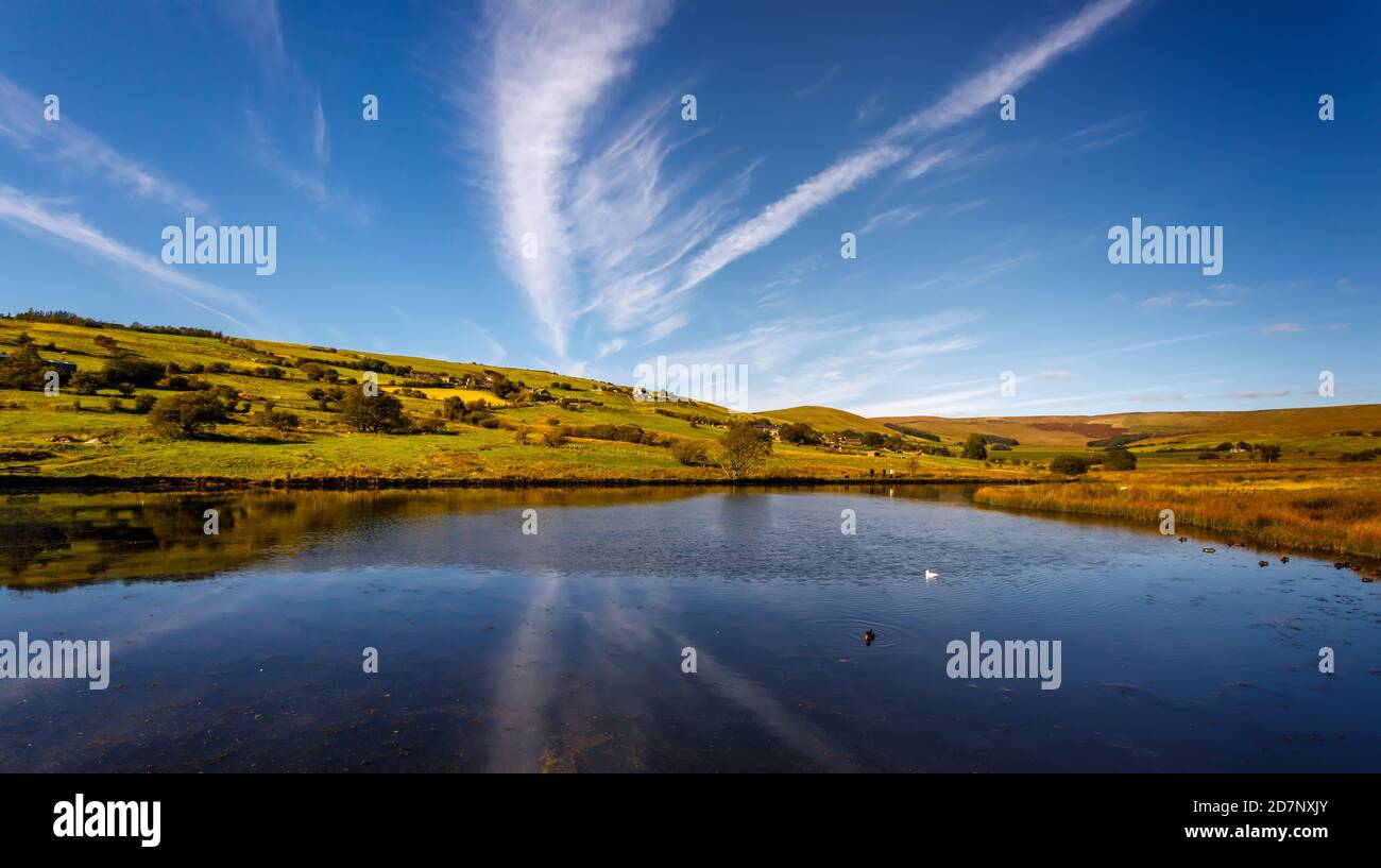 Paysage panoramique de l'étang de Hull Mill à Delph, Saddleworth, Grand Manchester en automne Banque D'Images