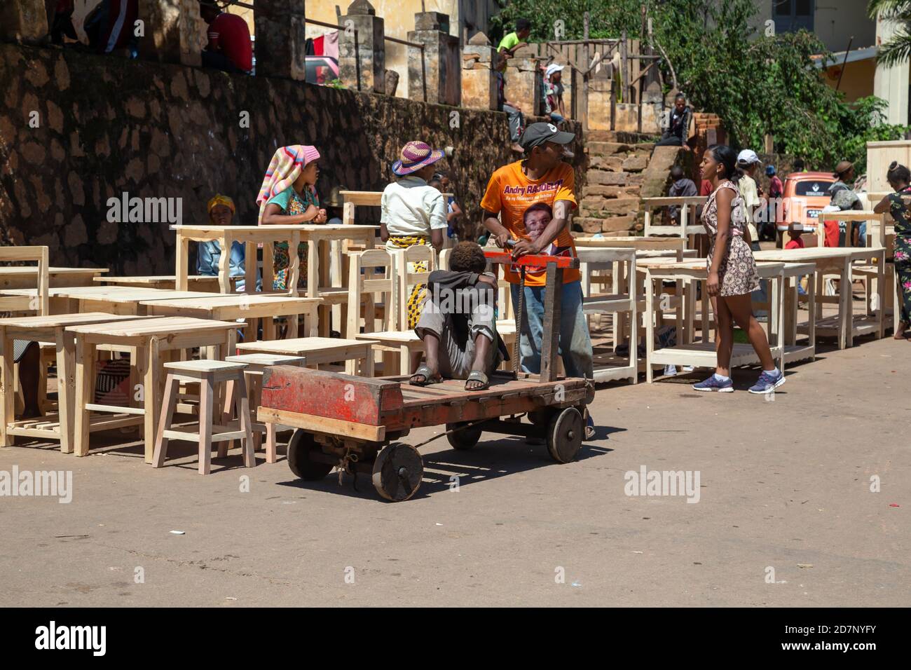 Éditorial. Fabrication de meubles et vente sur un marché à Madagascar Photo  Stock - Alamy