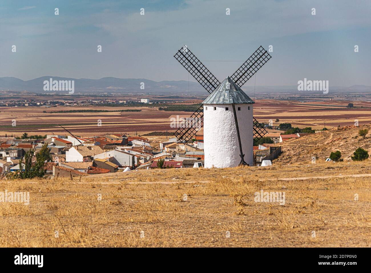 Moulin à vent blanc à Campo de Criptana, Castille la Manche, Espagne. Banque D'Images