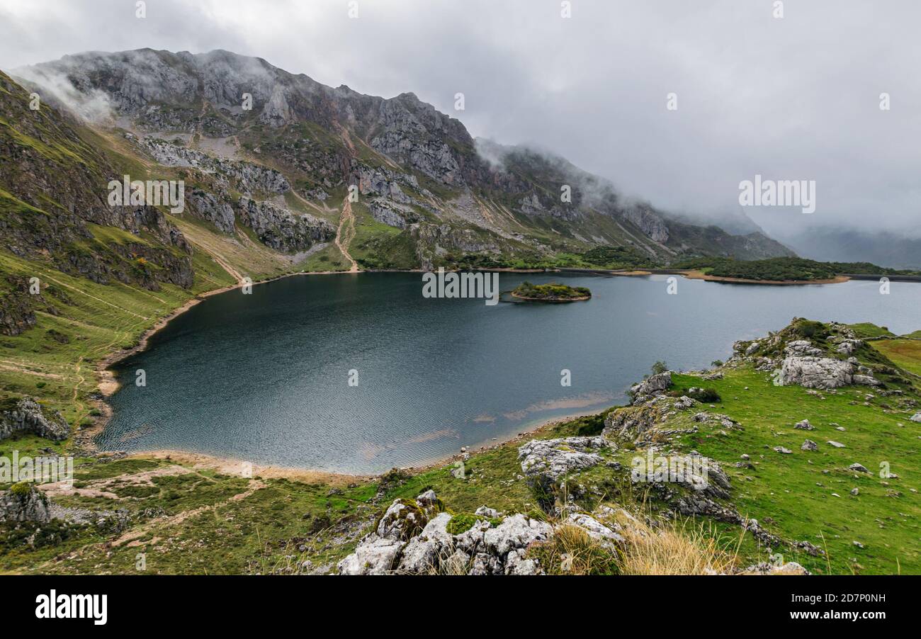 Lac Lago del Valle dans le parc national de Somiedo dans les Asturies, en Espagne, lors d'un automne pluvieux. Paysage automnal pittoresque du nord de l'Espagne. Banque D'Images