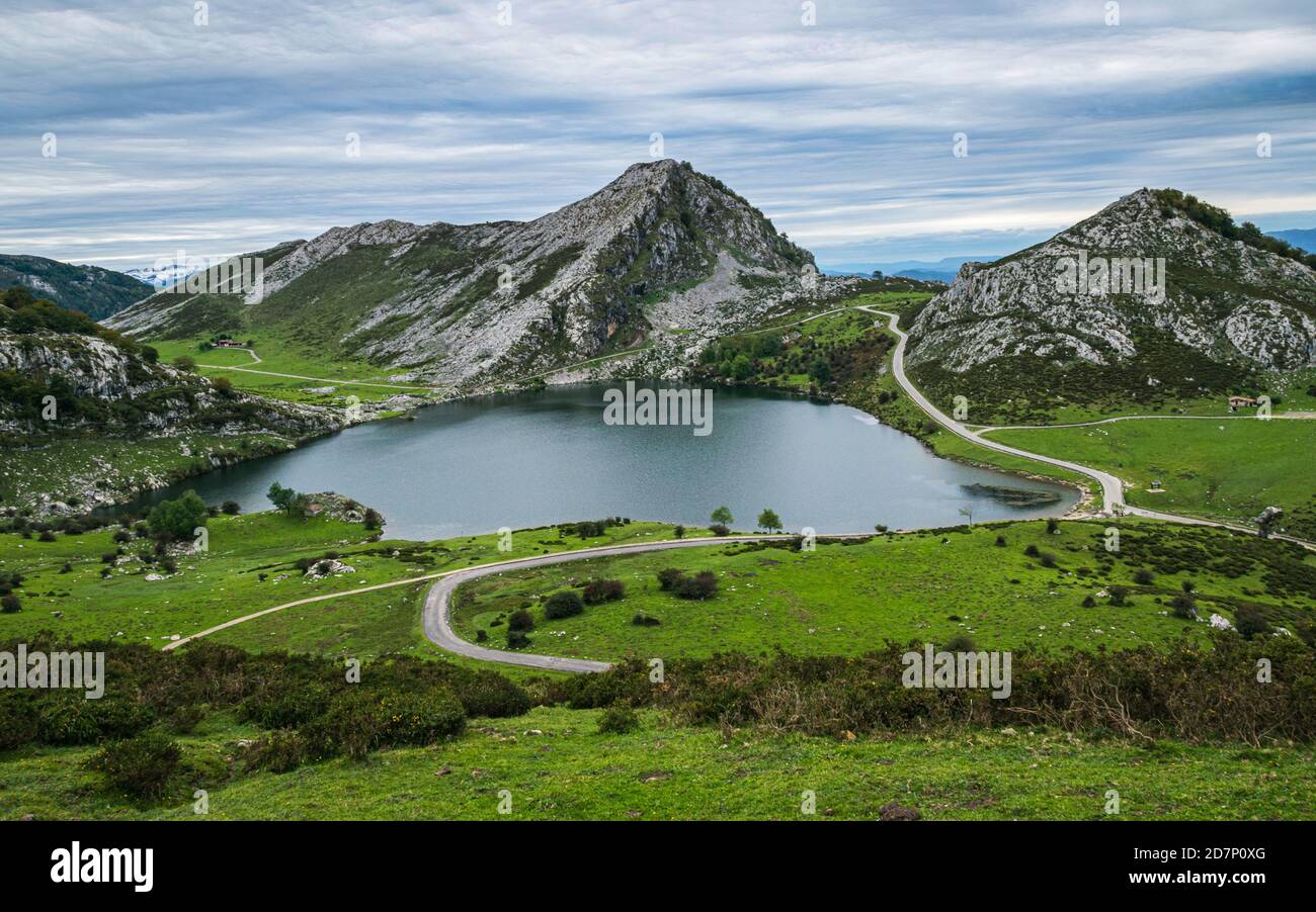 Lac énol, un des lacs de Covadonga dans les Asturies, Espagne. Banque D'Images