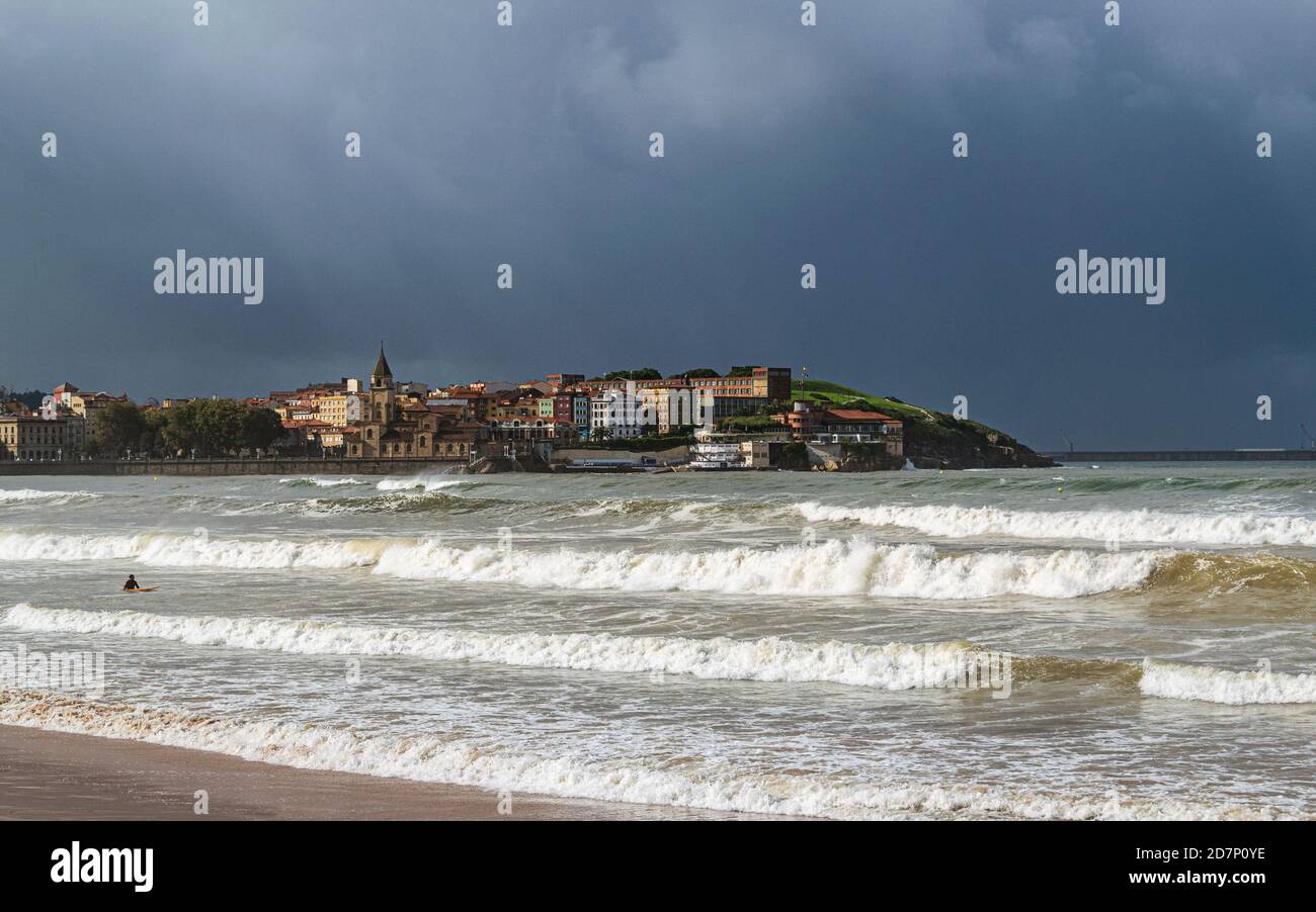 Vieille ville pittoresque de Gijon, Asturies, Espagne, avec des nuages sombres à l'horizon. Banque D'Images