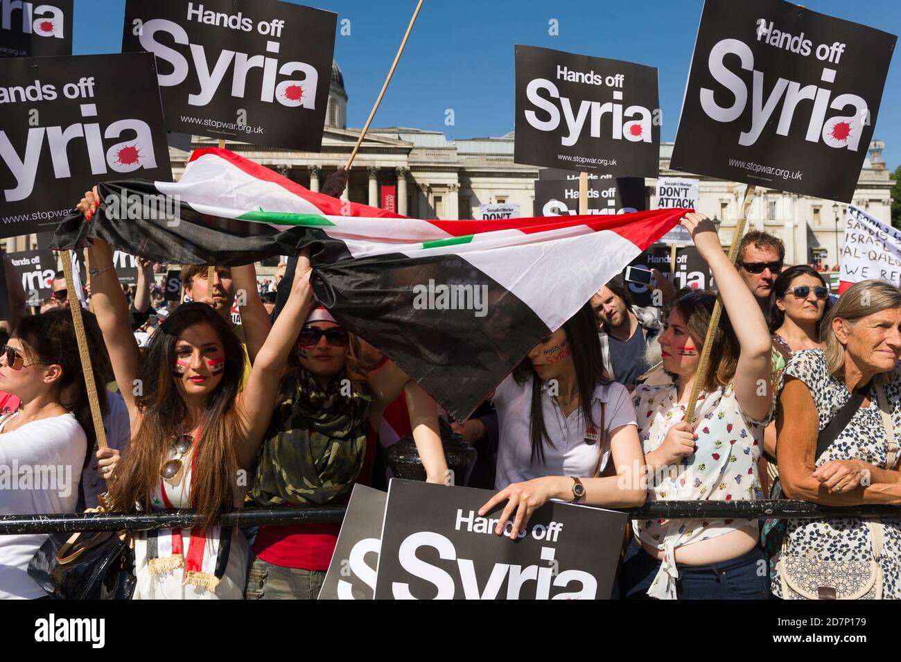 Des partisans pro syriens lors d'un rassemblement contre une intervention militaire dans le conflit syrien, avant le rassemblement, il y avait eu une marche à partir de Victoria Embankment et terminé par un rassemblement à Trafalgar Square. La route a pris la marche a passé les chambres du Parlement. Trafalgar Square, Westminster, Londres, Royaume-Uni. 31 août 2013 Banque D'Images