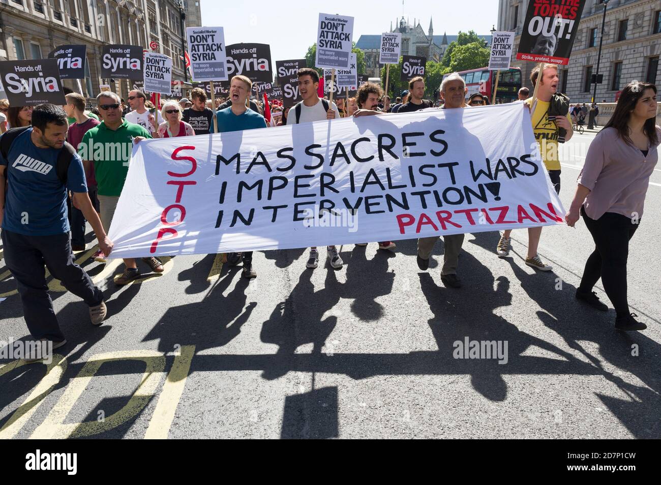 Une marche contre une intervention militaire dans le conflit syrien, la marche a commencé à partir de Victoria Embankment et s'est terminée par un rallye à Trafalgar Square. La route a pris la marche a passé les chambres du Parlement. Whitehall, Westminster, Londres, Royaume-Uni. 31 août 2013 Banque D'Images