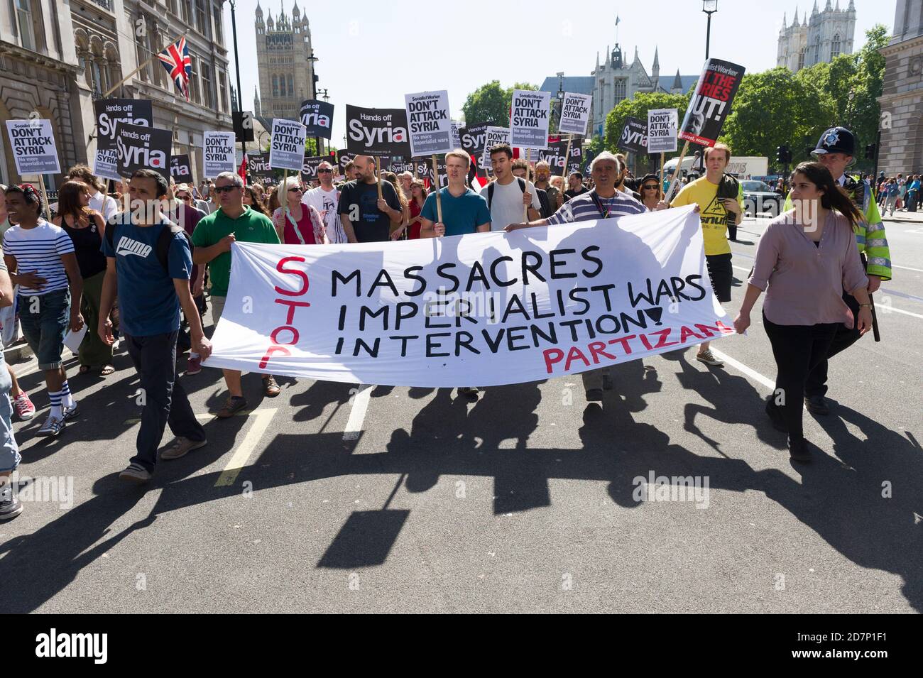 Une marche contre une intervention militaire dans le conflit syrien, la marche a commencé à partir de Victoria Embankment et s'est terminée par un rallye à Trafalgar Square. La route a pris la marche a passé les chambres du Parlement. Whitehall, Westminster, Londres, Royaume-Uni. 31 août 2013 Banque D'Images
