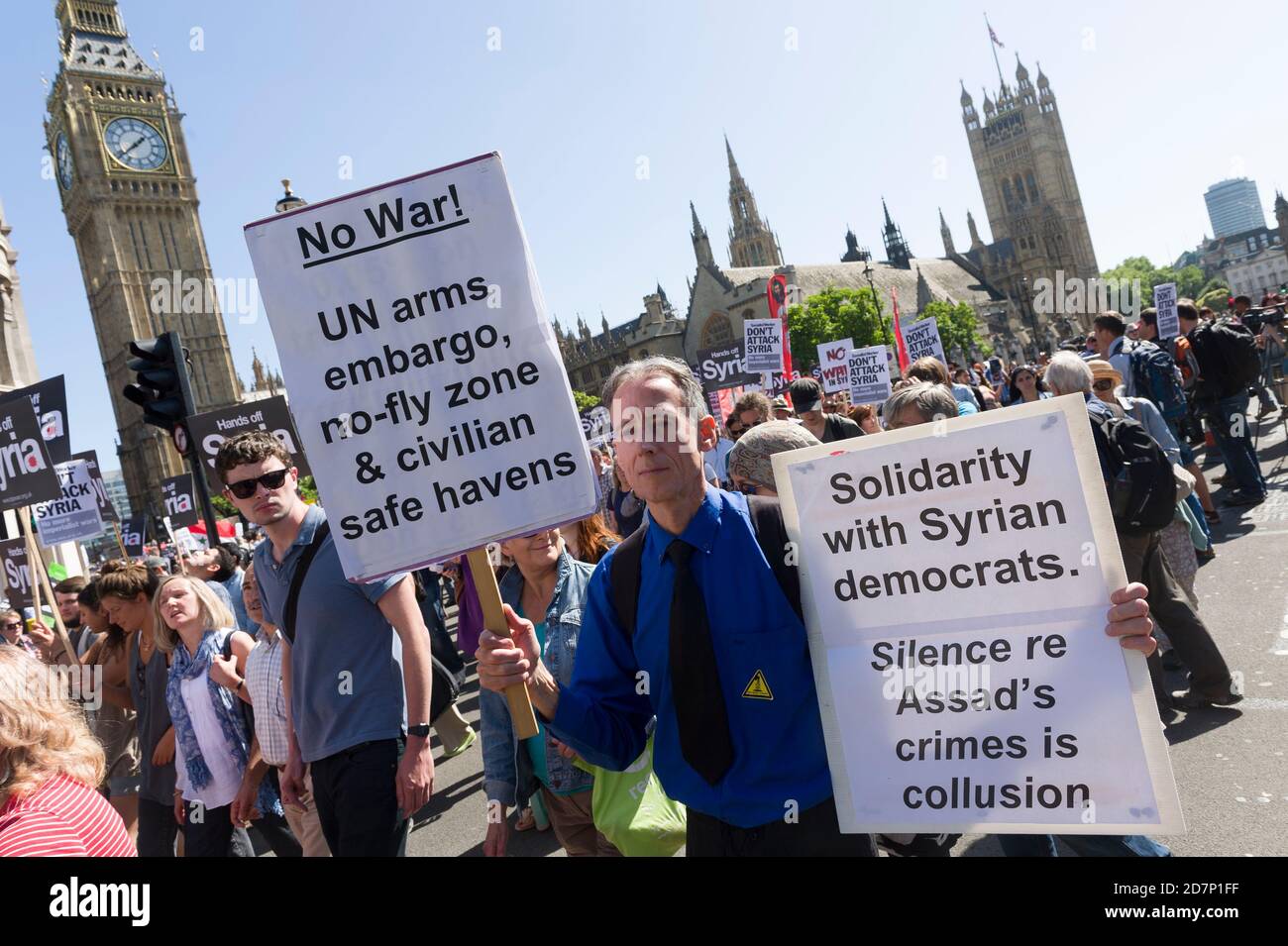 Peter Thatchell lors d'une marche et d'une manifestation contre une intervention militaire en Syrie, Victoria Embankment Londres, Royaume-Uni Banque D'Images