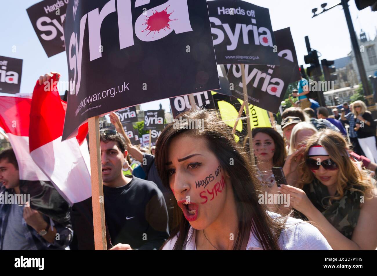 Partisans pro de la Syrie lors d'une marche contre une intervention militaire dans le conflit syrien, la marche a commencé à partir de Victoria Embankment et s'est terminée par un rallye à Trafalgar Square. La route a pris la marche a passé les chambres du Parlement. Whitehall, Westminster, Londres, Royaume-Uni. 31 août 2013 Banque D'Images