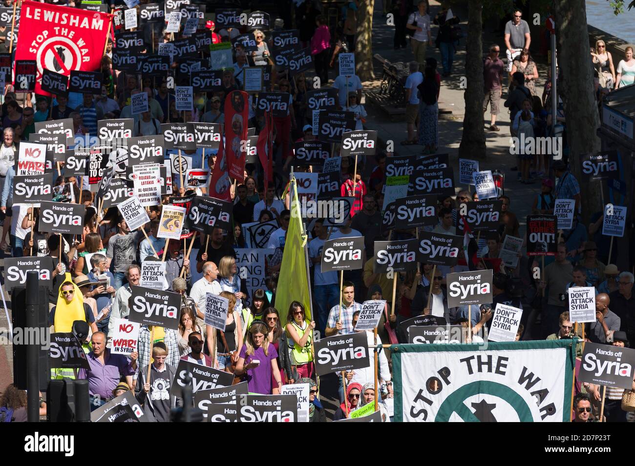 Une marche contre une intervention militaire dans le conflit syrien, la marche a commencé à partir de Victoria Embankment et s'est terminée par un rallye à Trafalgar Square. La route a pris la marche a passé les chambres du Parlement. Victoria Embankment, Westminster, Londres, Royaume-Uni. 31 août 2013 Banque D'Images