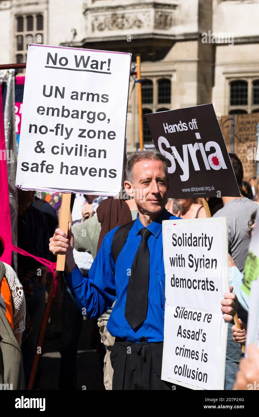 Peter Thatchell lors d'une marche et d'une manifestation contre une intervention militaire en Syrie, Victoria Embankment, Londres, Royaume-Uni Banque D'Images
