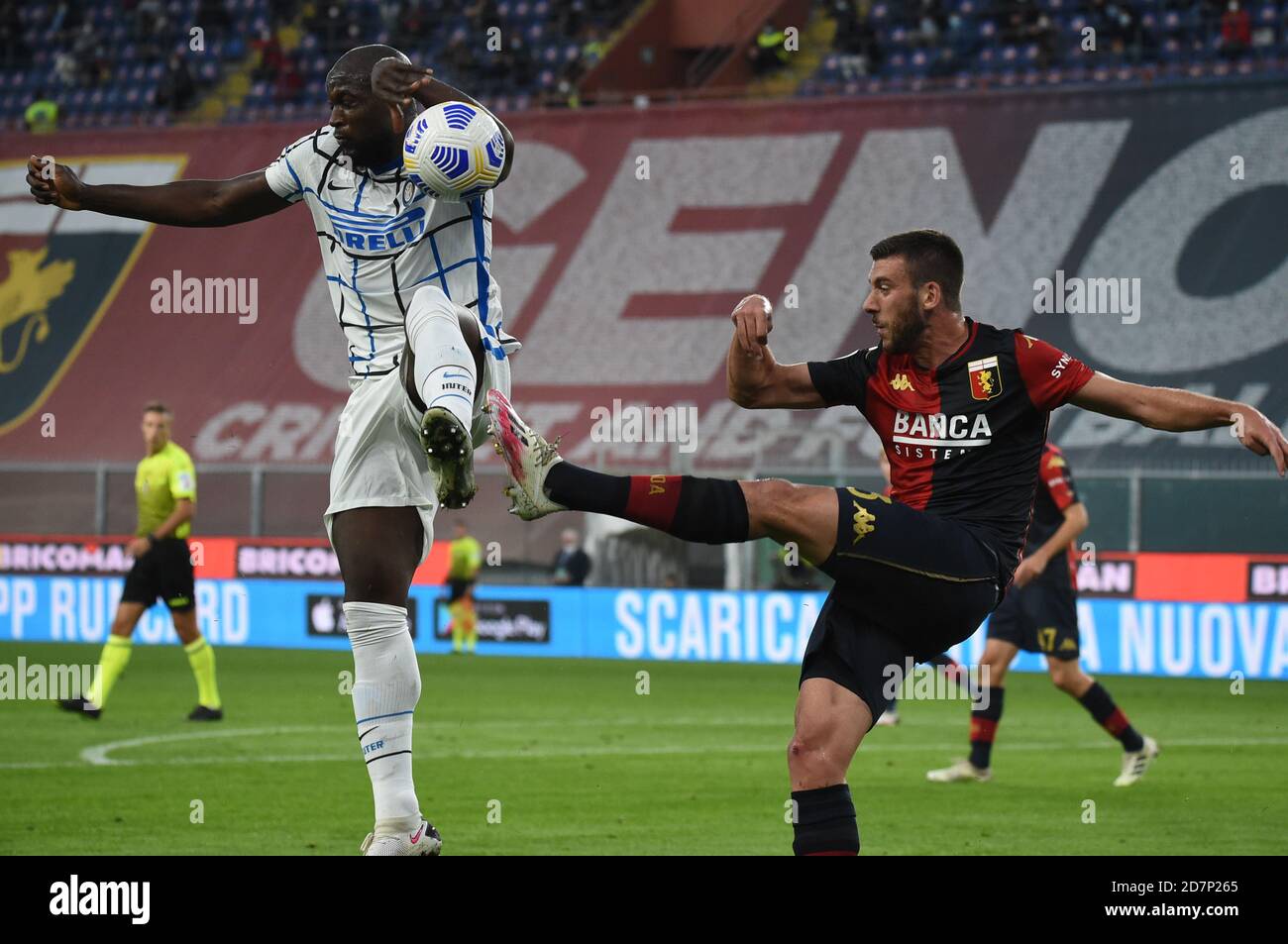 Genova, Italie. 24 octobre 2020. Romelu Lukaku (Inter), Mattia Bani (Gênes) pendant Genoa CFC vs FC Internazionale, Italie football série A match à Genova, Italie, octobre 24 2020 crédit: Independent photo Agency/Alay Live News Banque D'Images