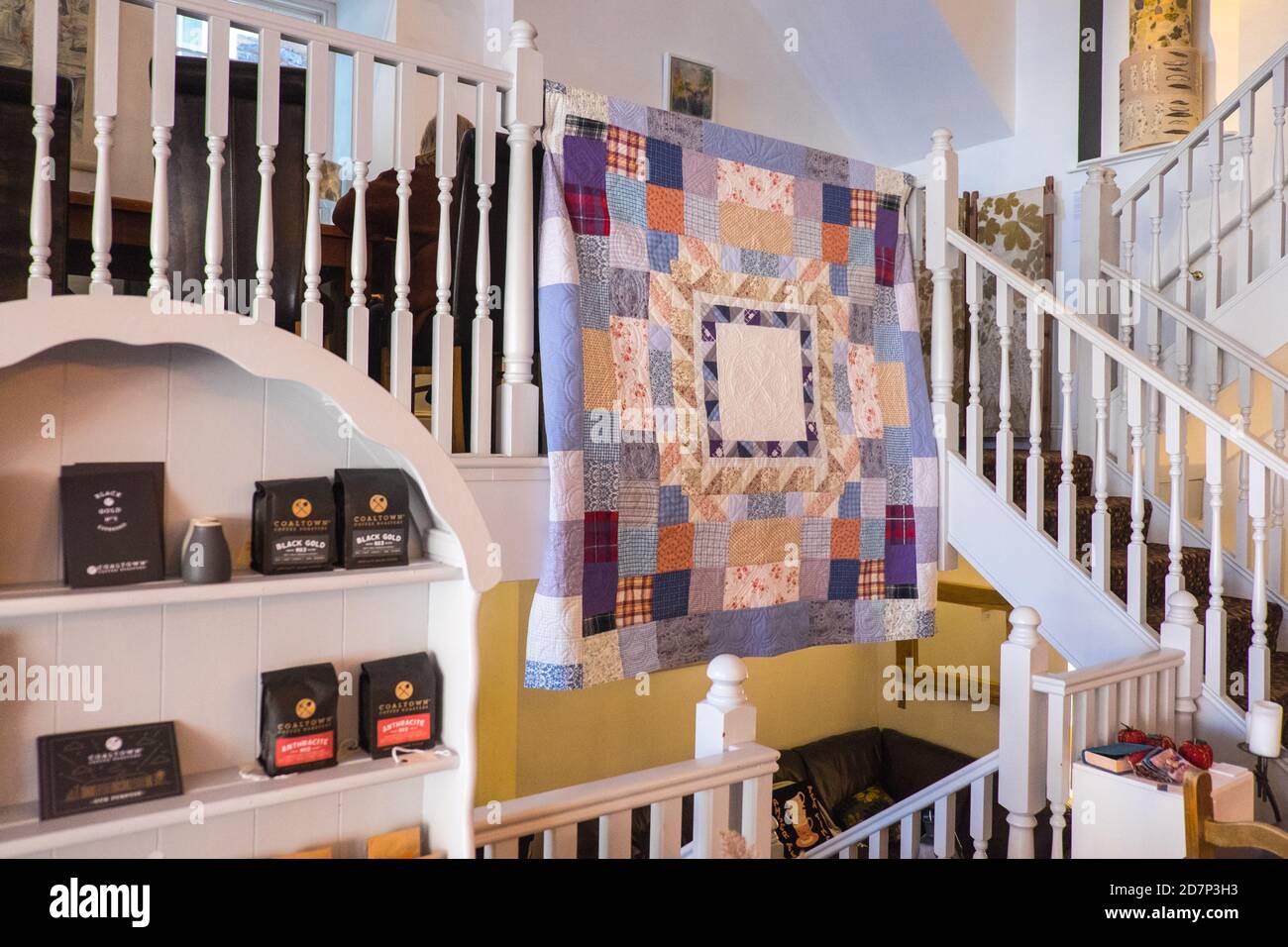 Intérieur,de,Stiwdio 3,un café,café, et,art,artistes studio, espace,galerie,qui offre, artisanat,cours,par,artistes,locaux,talentueux,sur,High Street,dans,le,marché,ville,centre,dans, photo, pris sur,au,centre,de,Cardigan,ville,sur,High Street,Cardigan Bay,Ceredigion,Royaume-Uni,Europe,pays de Galles,Ouest,pays de Galles,pays-Uni,pays de Galles,pays de Galles,pays de Galles,britannique,pays de Galles,pays de Galles,pays de Galles,de Galles,pays Banque D'Images