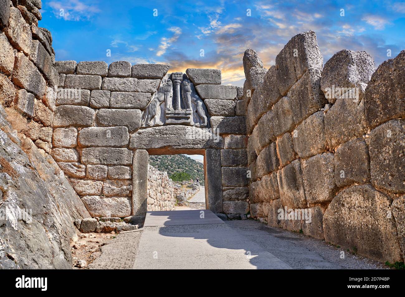 La porte du Lion de Mycenae et les murs de la citadelle ont été construits en 1350 B.C et ses murs de style cyclopéen en raison de la grande taille des blocs. Site archéologique de Mycenae Banque D'Images