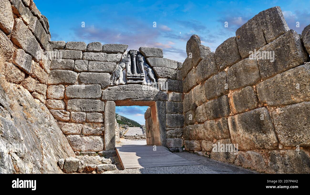 La porte du Lion de Mycenae et les murs de la citadelle ont été construits en 1350 B.C et ses murs de style cyclopéen en raison de la grande taille des blocs. Site archéologique de Mycenae Banque D'Images