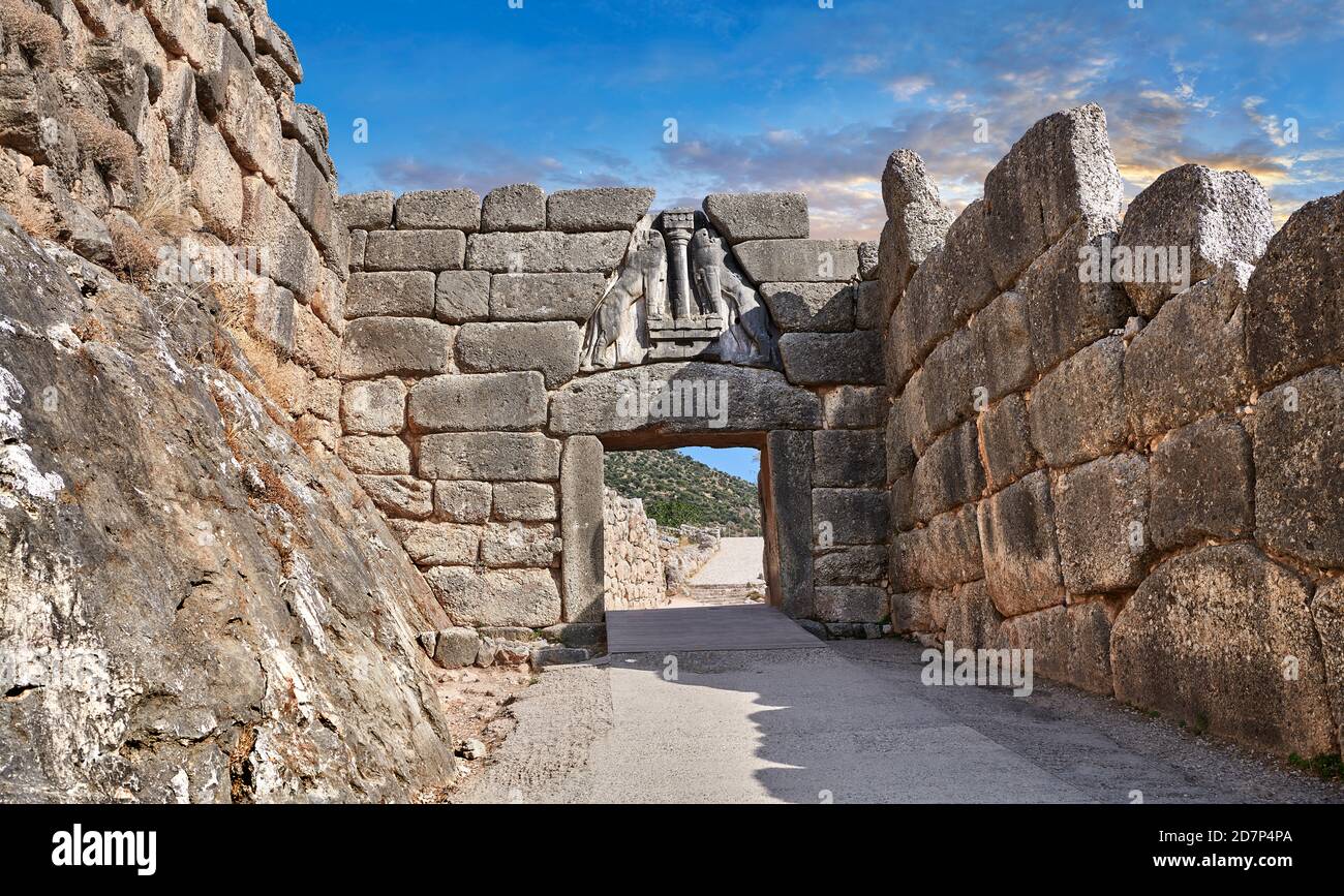 La porte du Lion de Mycenae et les murs de la citadelle ont été construits en 1350 B.C et ses murs de style cyclopéen en raison de la grande taille des blocs. Site archéologique de Mycenae Banque D'Images