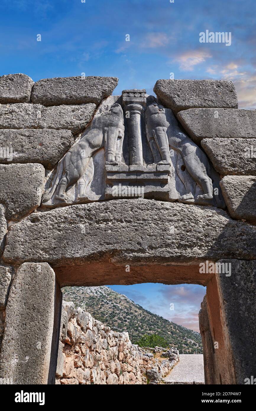 La porte du Lion de Mycenae et les murs de la citadelle ont été construits en 1350 B.C et ses murs de style cyclopéen en raison de la grande taille des blocs. Site archéologique de Mycenae Banque D'Images