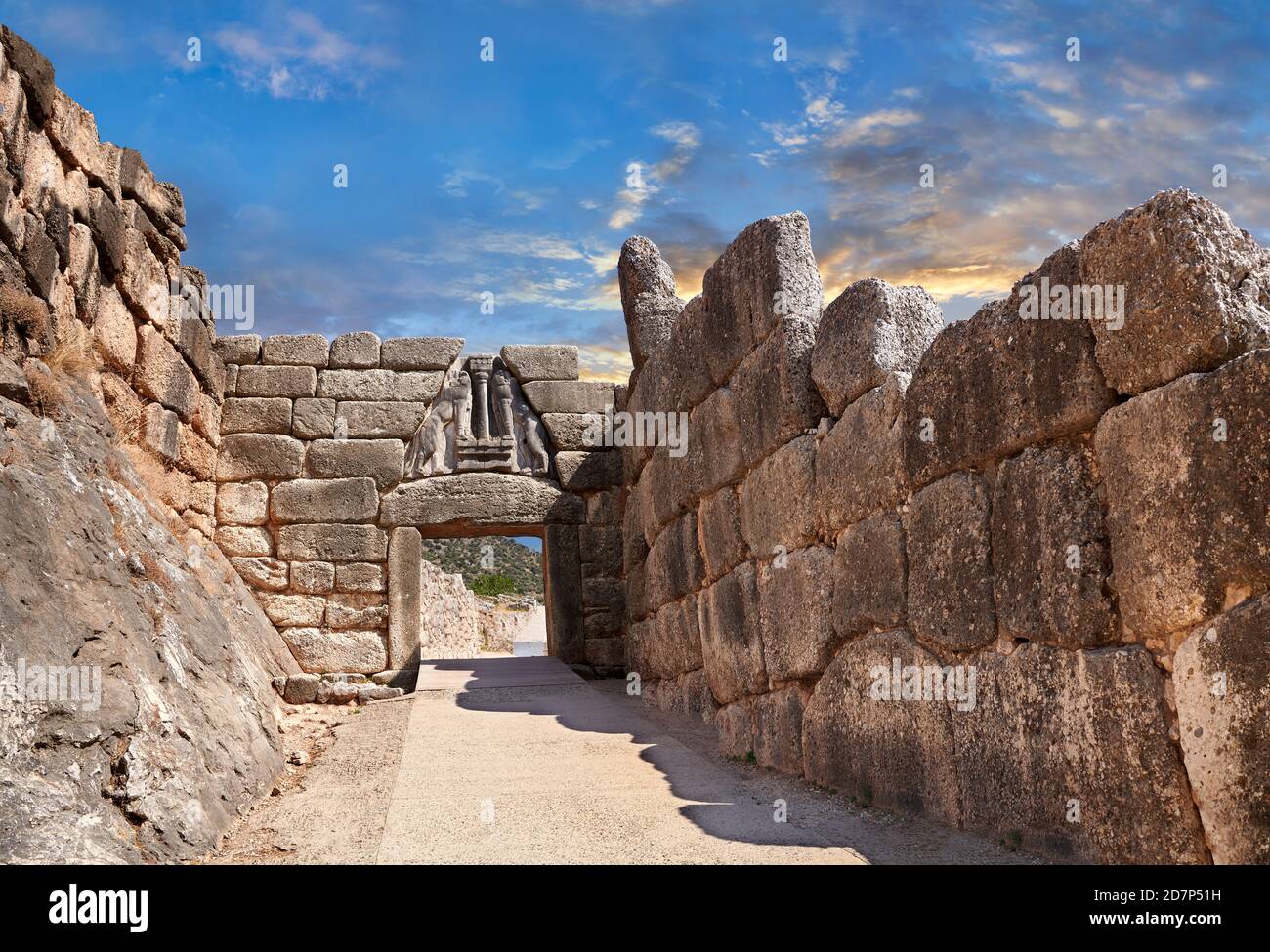 La porte du Lion de Mycenae et les murs de la citadelle ont été construits en 1350 B.C et ses murs de style cyclopéen en raison de la grande taille des blocs. Site archéologique de Mycenae Banque D'Images