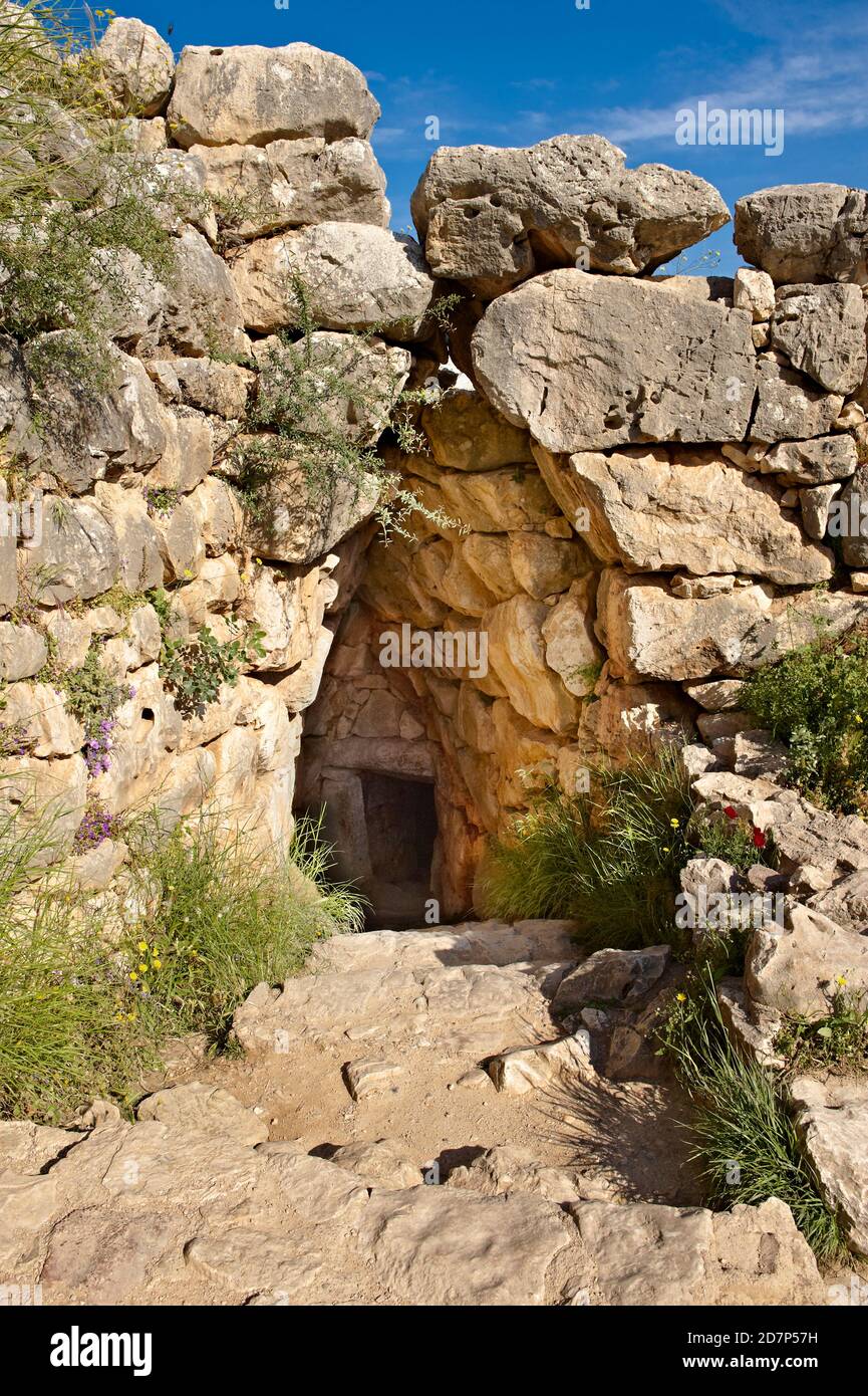 Entrée aux citernes d'eau Mycenae pour le stockage souterrain de l'eau. Fouillé par l'archéologue Heinrich Schliemann en 1876. Mycenae UNESCO World HE Banque D'Images