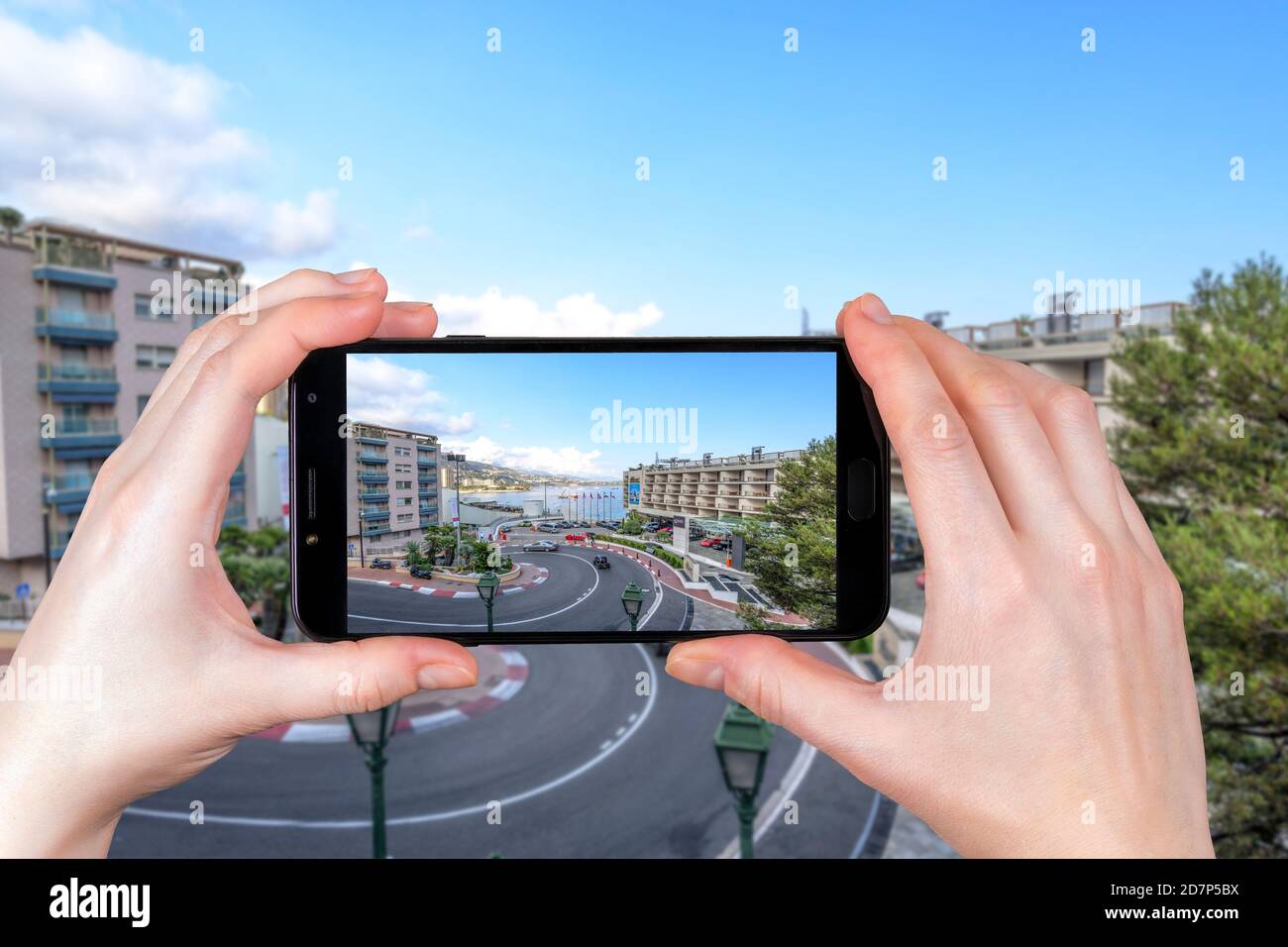 Monte Carlo, Monaco. Le circuit de Monaco est une route de rue f1 qui traverse les rues de la ville. . touriste prend une photo Banque D'Images