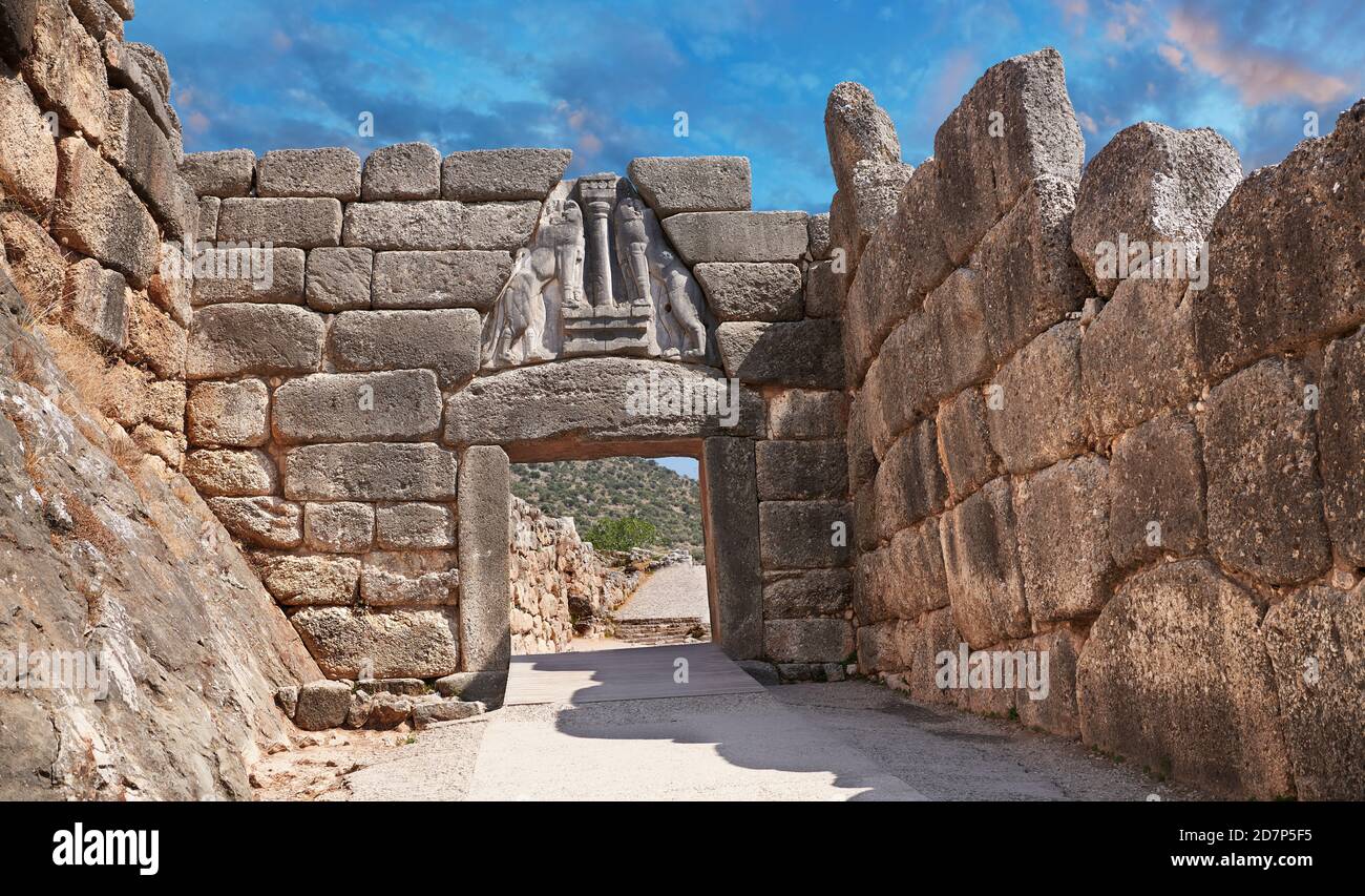 La porte du Lion de Mycenae et les murs de la citadelle ont été construits en 1350 B.C et ses murs de style cyclopéen en raison de la grande taille des blocs. Site archéologique de Mycenae Banque D'Images