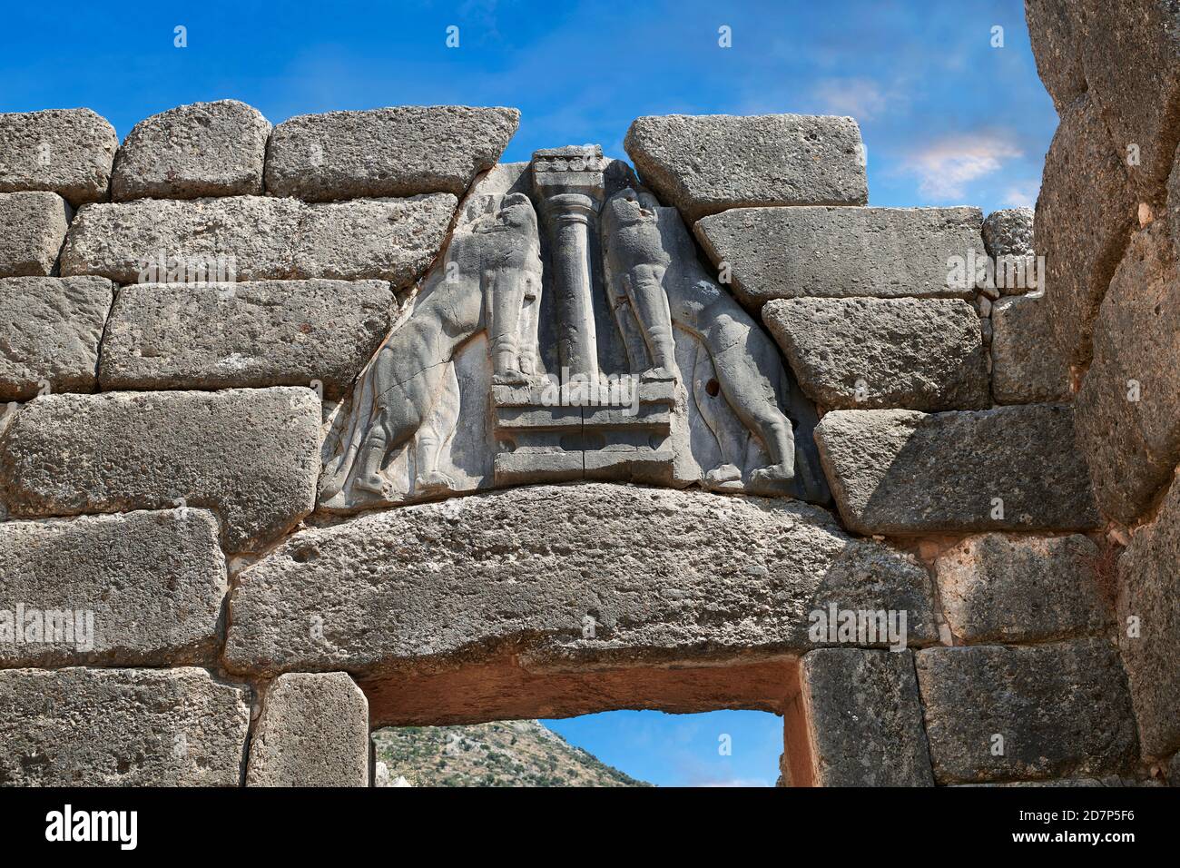 La porte du Lion de Mycenae et les murs de la citadelle ont été construits en 1350 B.C et ses murs de style cyclopéen en raison de la grande taille des blocs. Site archéologique de Mycenae Banque D'Images