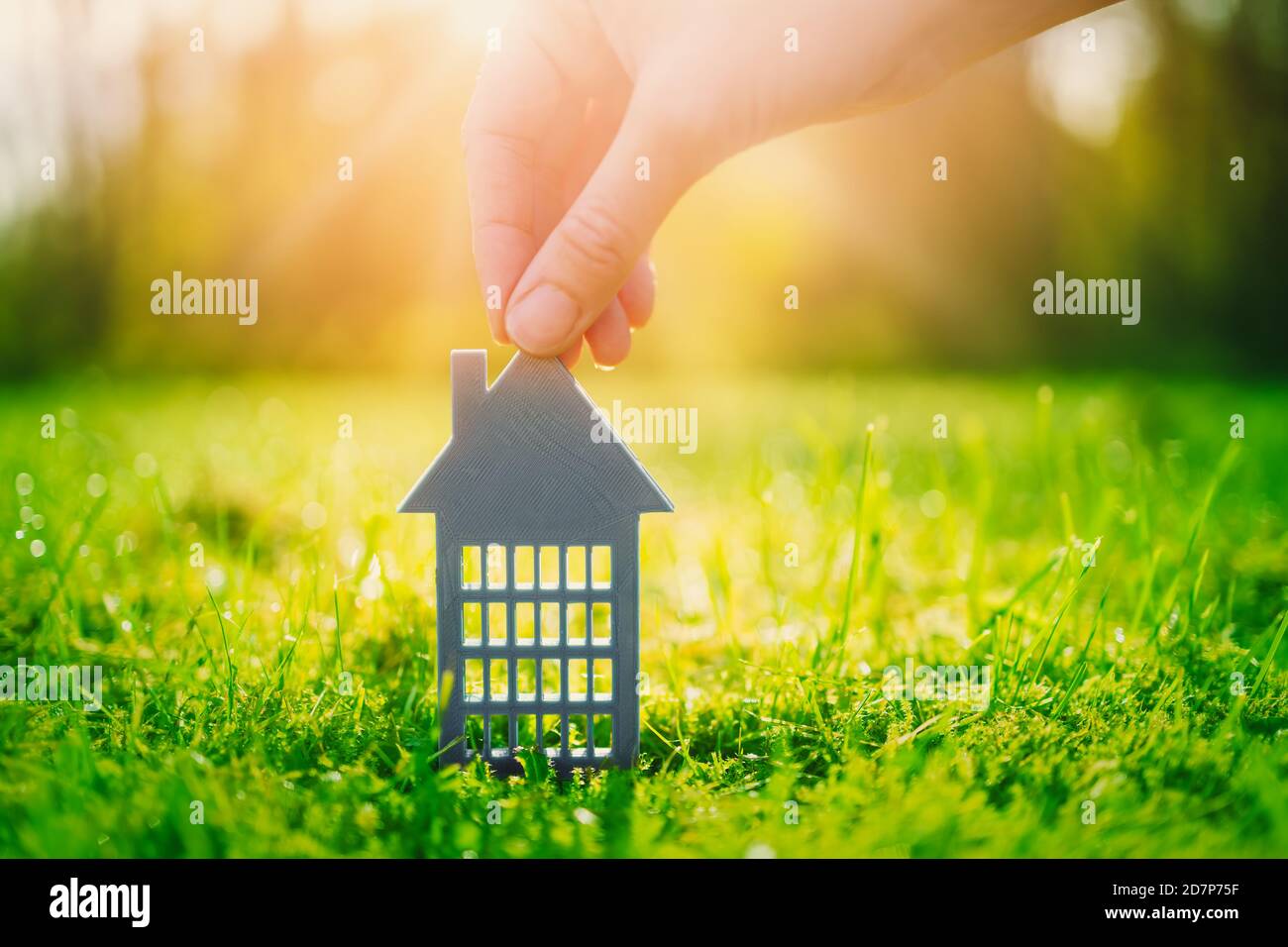 Modèle de maison d'appartement grise sur l'herbe jaune d'automne une journée ensoleillée Banque D'Images