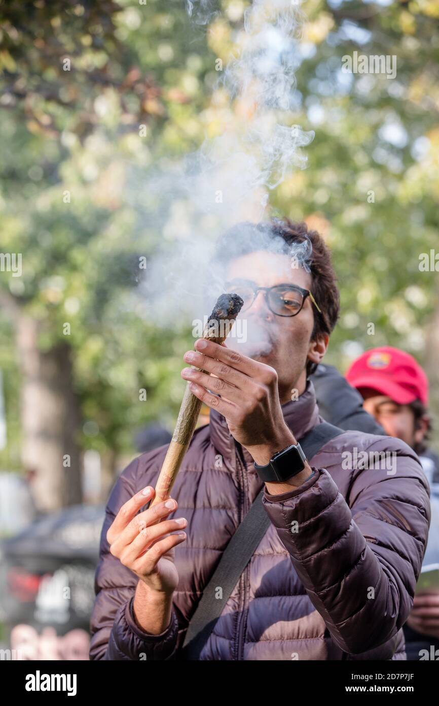 Smoking A Joint Banque D Image Et Photos Page 6 Alamy