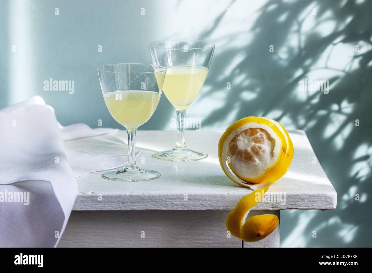 Limoncello italien en verres de cristal et citrons mûrs sur une table en bois. Banque D'Images