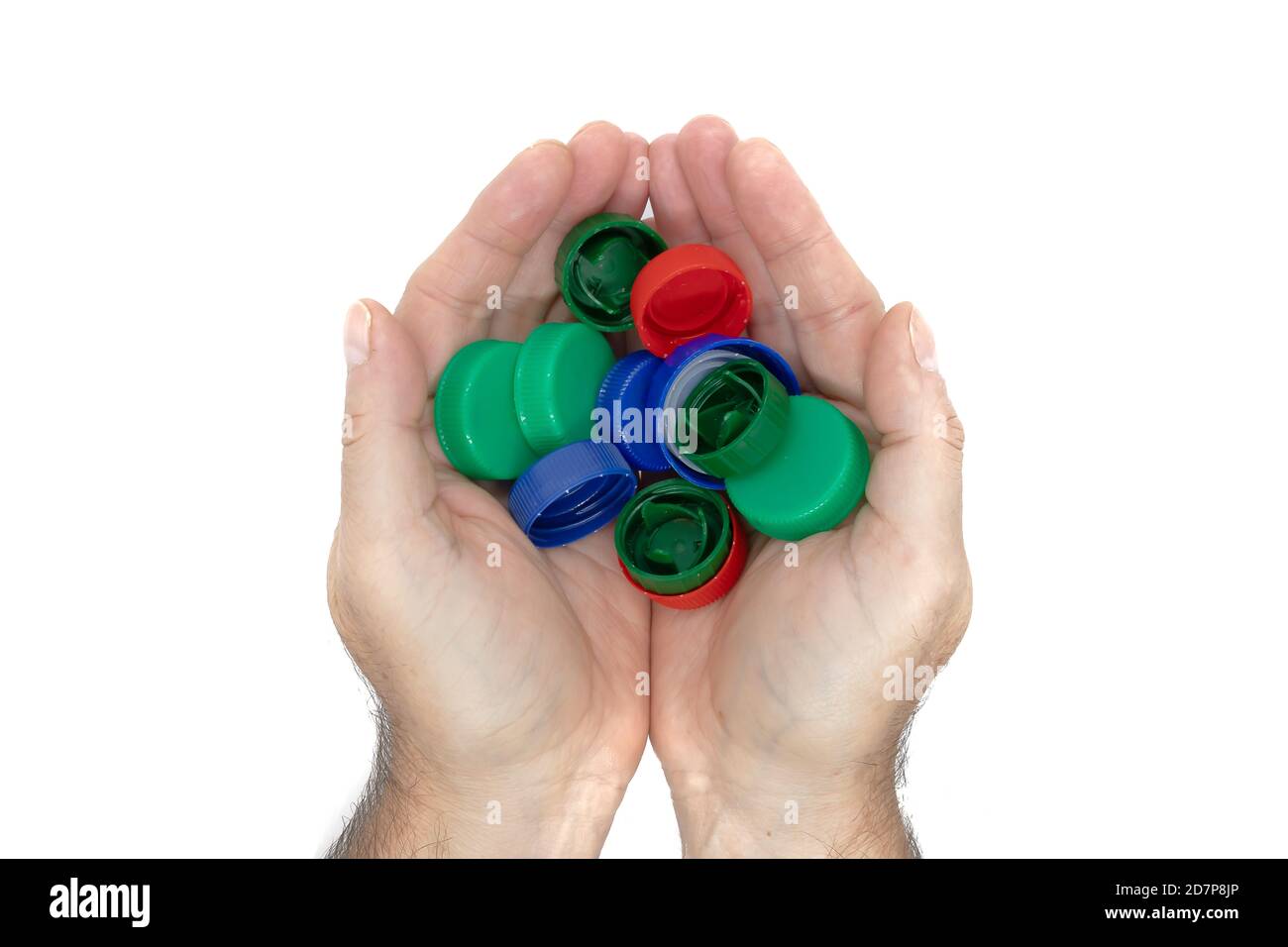 mains tenant des bouchons de bouteilles en plastique pour le recyclage, concept de conservation de l'environnement, isolé sur fond blanc Banque D'Images