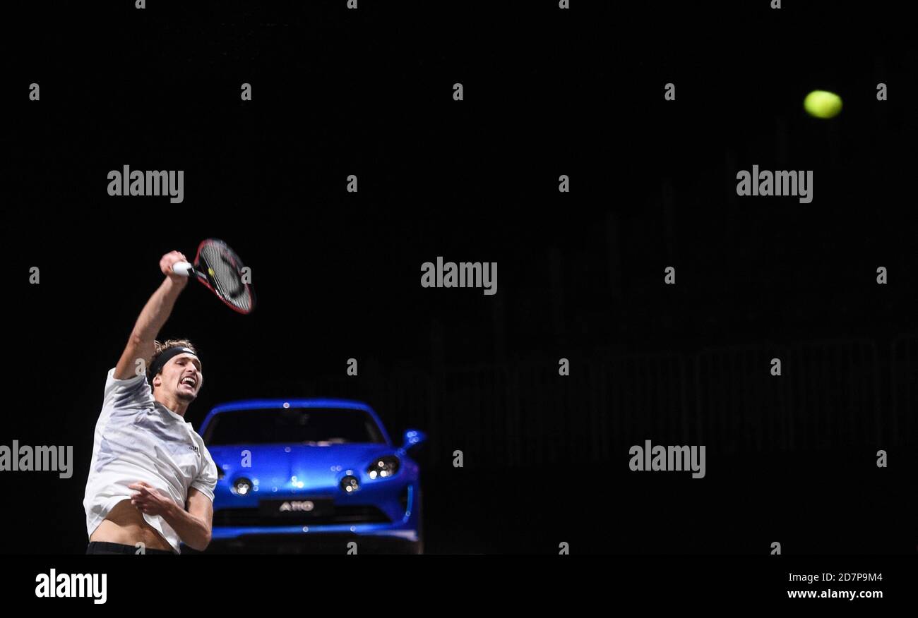 Cologne, Allemagne. 24 octobre 2020. Tennis: ATP Tour - Cologne Championships (ATP), singles, men, demi-finales, Zverev (Allemagne) - J. sinner (Italie). Alexander Zverev joue le ballon. Credit: Jonas Güttler/dpa/Alay Live News Banque D'Images