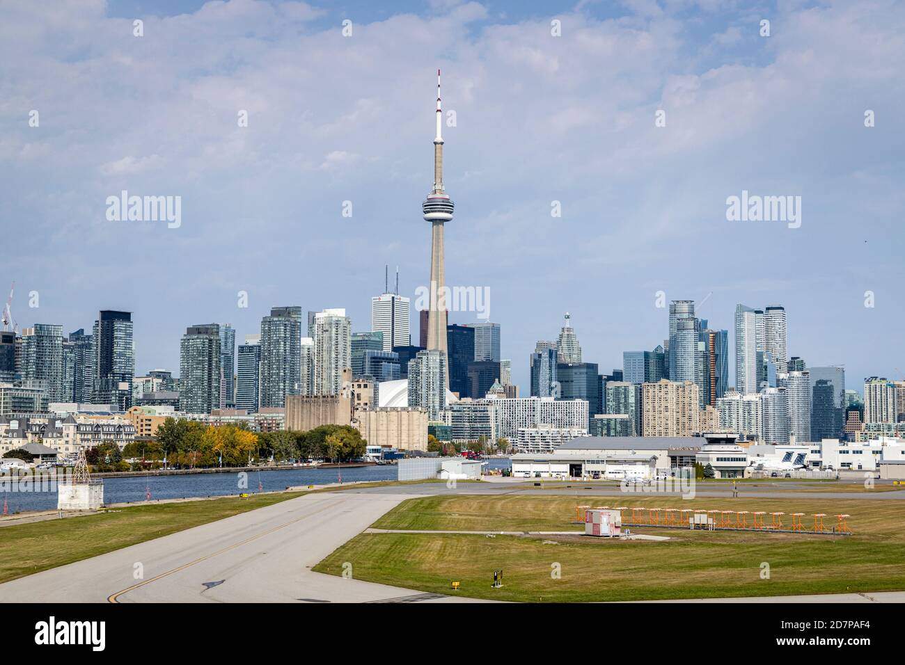 Vue sur les gratte-ciel du centre-ville de Toronto lors de l'atterrissage à l'aéroport Billy Bishop, sur l'île de Toronto. Banque D'Images