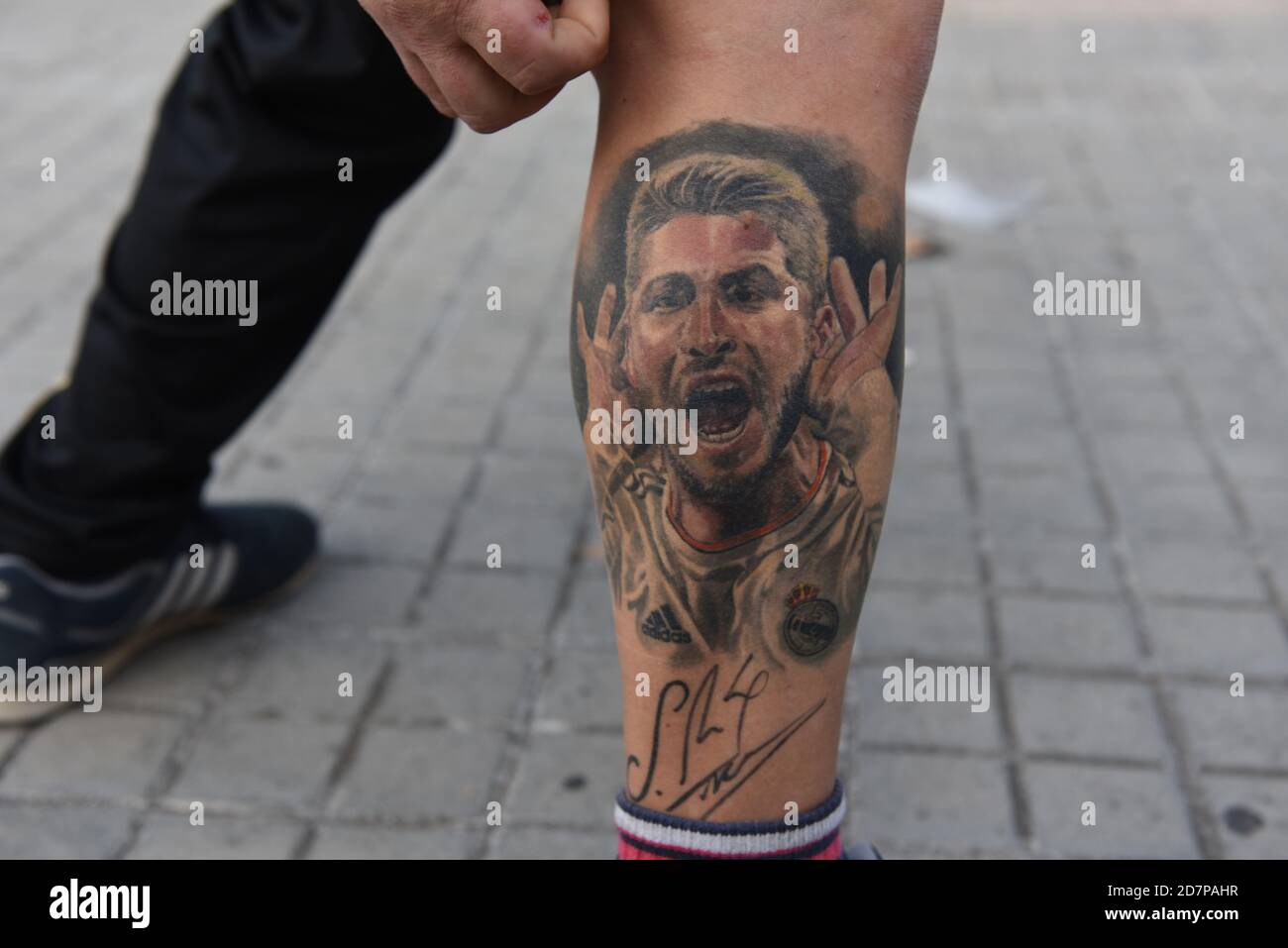 Sergio Ciné Cinéma 69 Un fan du Real Madrid montrant un tatouage de Sergio Ramos à l'extérieur du  stade Camp Nou pendant le match.Real Madrid et F.C. Les fans de Barcelone  se sont rassemblés devant le