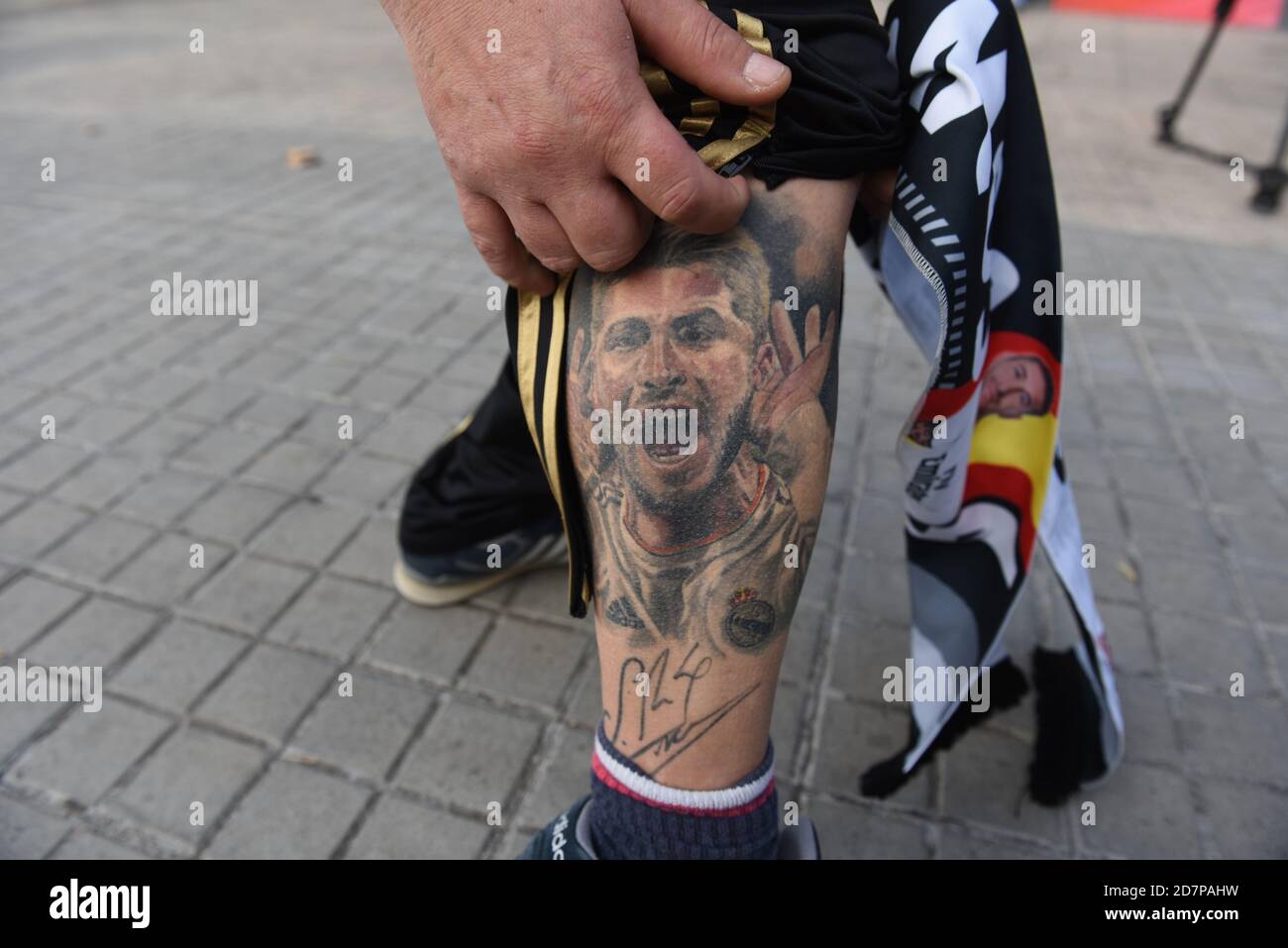 Un fan du Real Madrid montrant un tatouage de Sergio Ramos à l'extérieur du stade Camp Nou pendant le match.Real Madrid et F.C. Les fans de Barcelone se sont rassemblés devant le stade de Barça pour regarder le match sur leur smartphone. C'est le premier d'un genre dans l'histoire à se tenir sans spectateurs dans le stade en raison de la pandémie COVID-19. Banque D'Images