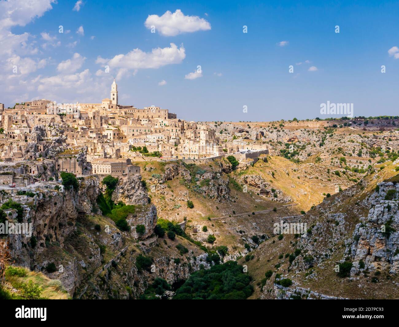 Vue imprenable sur l'ancienne ville de Matera et son canyon spectaculaire, la région de Basilicate, le sud de l'Italie Banque D'Images