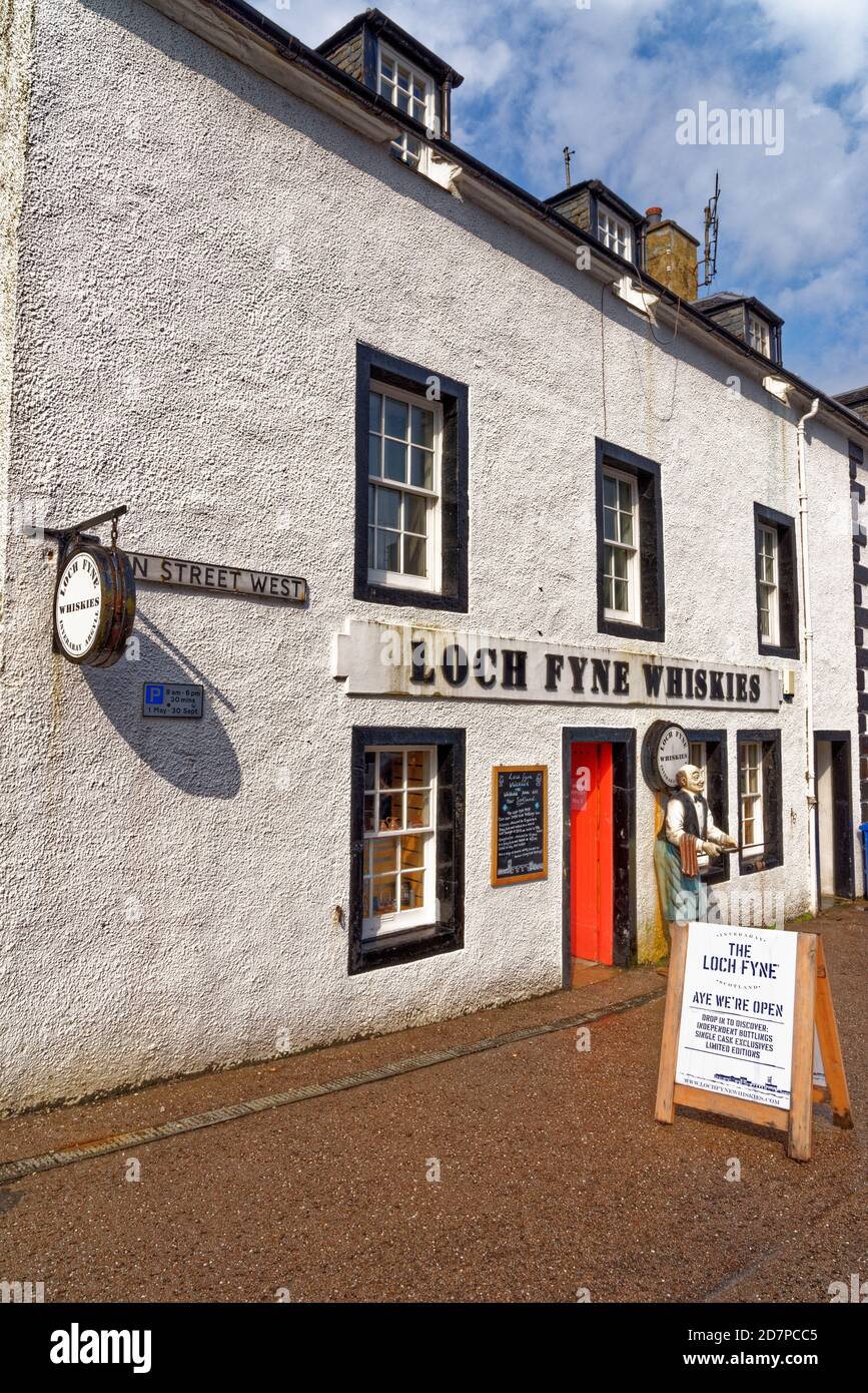 Main Street, centre-ville, Loch Fyne whiskies, magasin de vins et spiritueux - Inveraray - Argyll & Bute, Écosse, Royaume-Uni - 15 septembre 2020 Banque D'Images