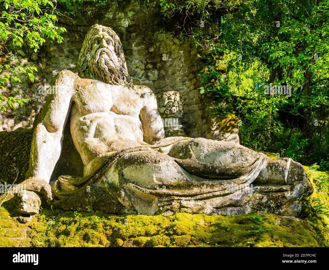 Sculpture colossale de dieu Neptune au célèbre Parc des Monstres, également appelé bosquet sacré, Jardins de Bomarzo, province de Viterbo, Latium, Italie Banque D'Images