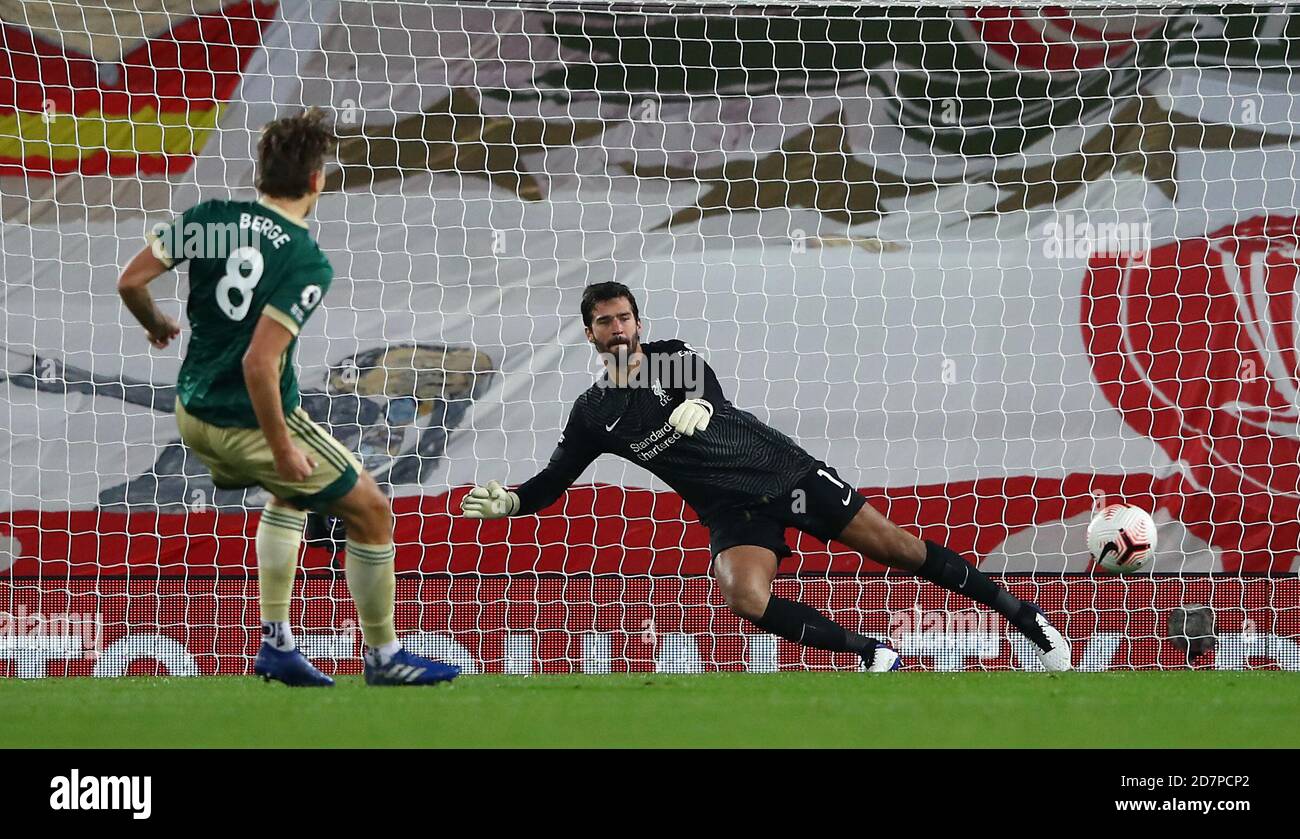 Le Sander Berge de Sheffield United marque le premier but du match de sa partie à partir de la zone de pénalité après le gardien de but de Liverpool Alisson lors du match de la Premier League à Anfield, Liverpool. Banque D'Images Le Sander Berge de Sheffield United marque le premier but du match de sa partie à partir de la zone de pénalité après le gardien de but de Liverpool Alisson lors du match de la Premier League à Anfield, Liverpool. Banque D'Images