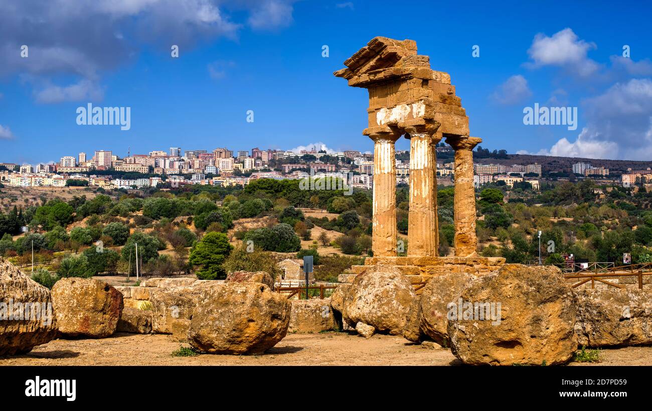 Le Temple de Castor et Pollux (Dioscuri) à la Vallée des temples. Agrigento, Sicile, Italie Banque D'Images