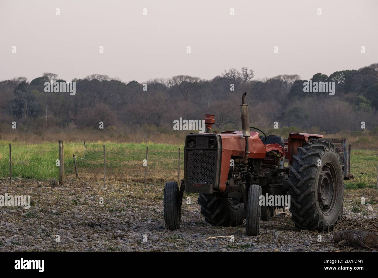 Gros plan d'un vieux tracteur rouillé au milieu d'un champ n un jour sombre Banque D'Images